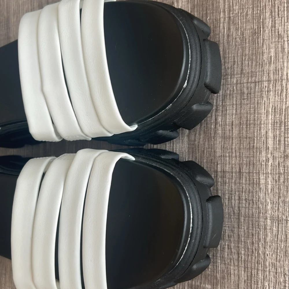 NWT Torrid White and Black Chunky Platform Sandals Multi Band Heeled Strappy 8WW